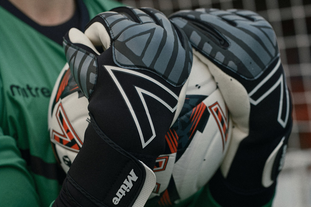 Mitre Junior Magnetite Goalkeeper Gloves 24