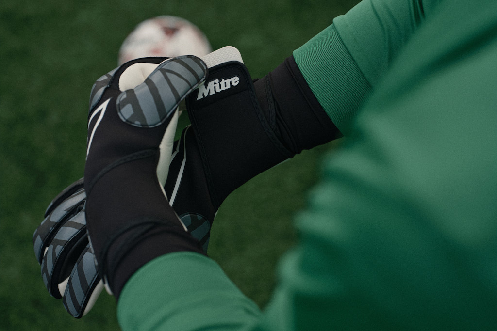 Mitre Junior Magnetite Goalkeeper Gloves 24